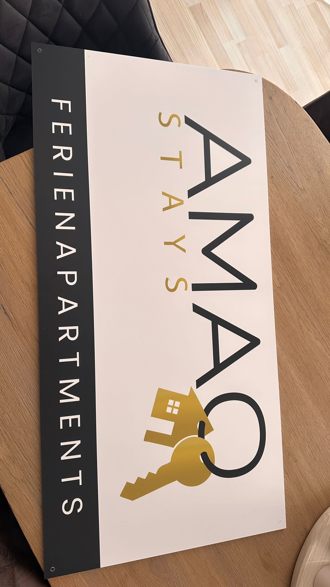 Werbeschild von AMAO-Stays